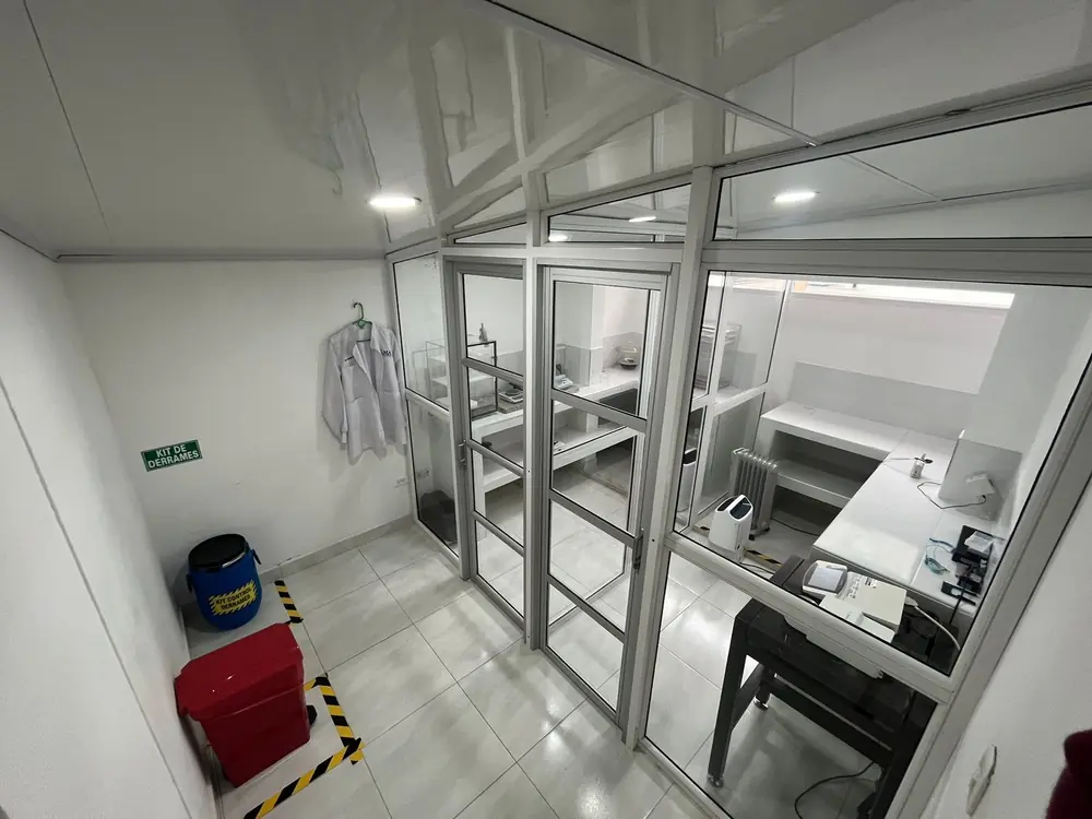 Sala de pesaje del laboratorio de A&MA, con ambiente controlado para el análisis gravimétrico de filtros de material particulado